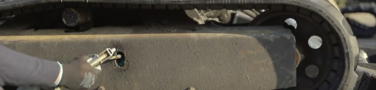 Film demonstrujący wymianę gąsienicy gumowej